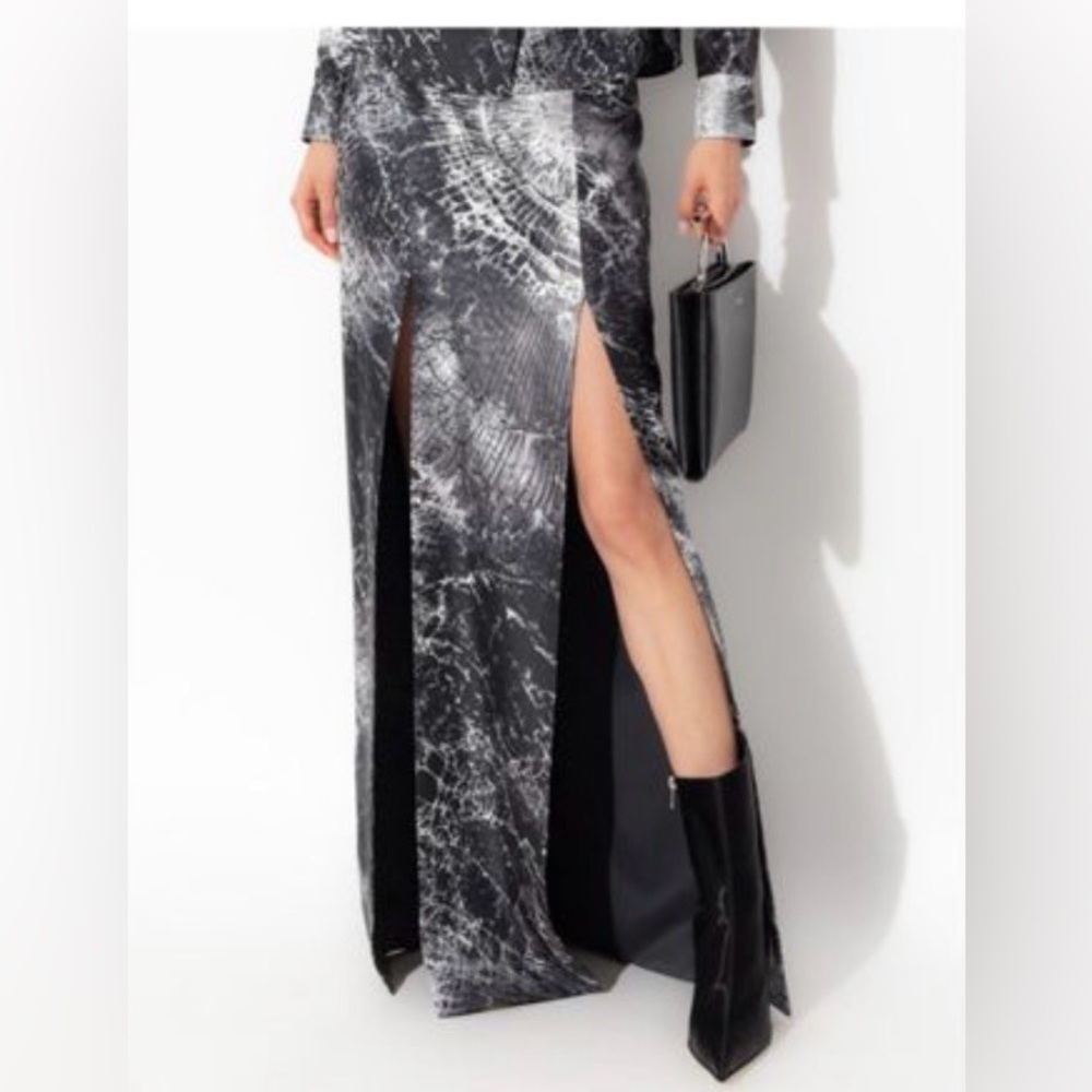 ♥️ NWT McQueen
Gray Smashed Screen Double Slit Skirt